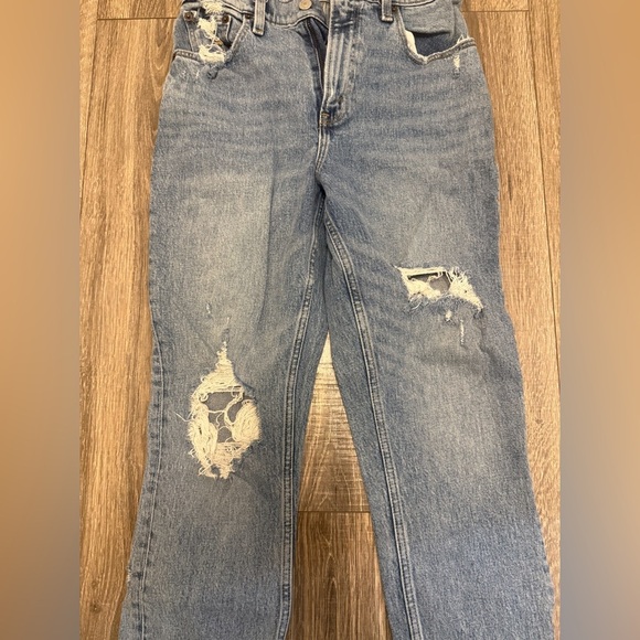 Abercrombie & Fitch Hi Rise Mom Jeans Distressed Light Wash Size 27 4R - Picture 4 of 6